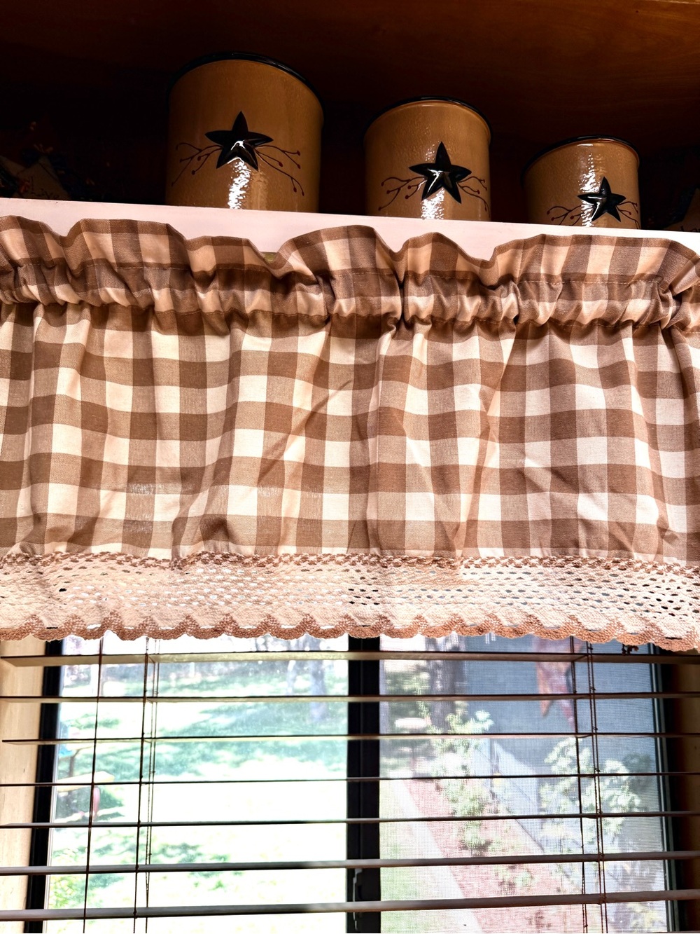 (7)7 Women’s Beige Gingham Valance with Crochet Trim